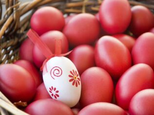 Traditional,Greek,Orthodox,Red,Easter,Eggs,In,A,Basket