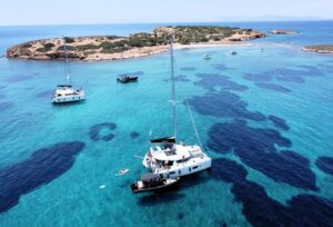 Read more about the article Athens Coastline Cruise with Catamaran, Lunch & Wine